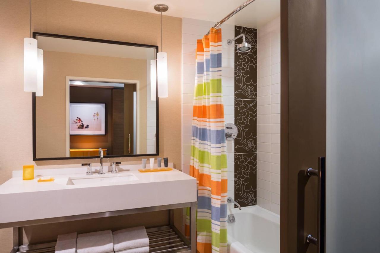 Chambre Deluxe avec 2 Lits Queen-Size et Baignoire Adaptée - Accessible aux Personnes à Mobilité Réduite - Vue sur Ville